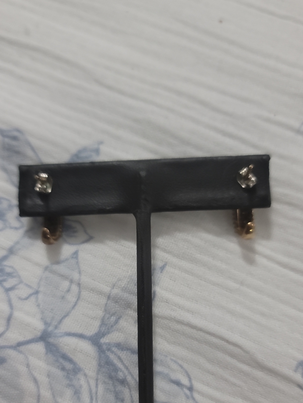 Elegant Gold and Diamond Women's Earrings - Picture 11 of 12